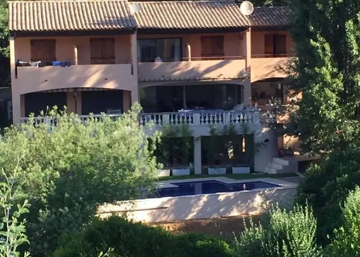 Spacieuse Avec Piscine A Villa