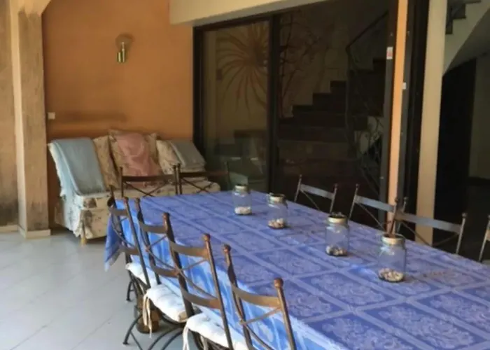 Villa Spacieuse Avec Piscine A *